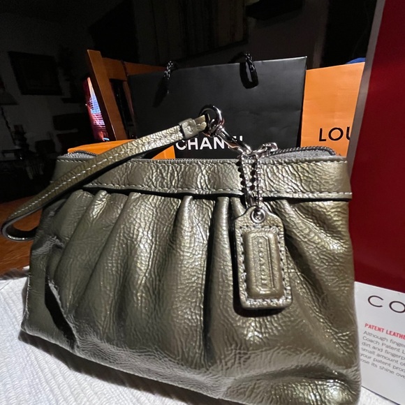 🎉!LIKE NEW🎊 Beautiful, Coach, shiny wristlet! - Picture 3 of 15